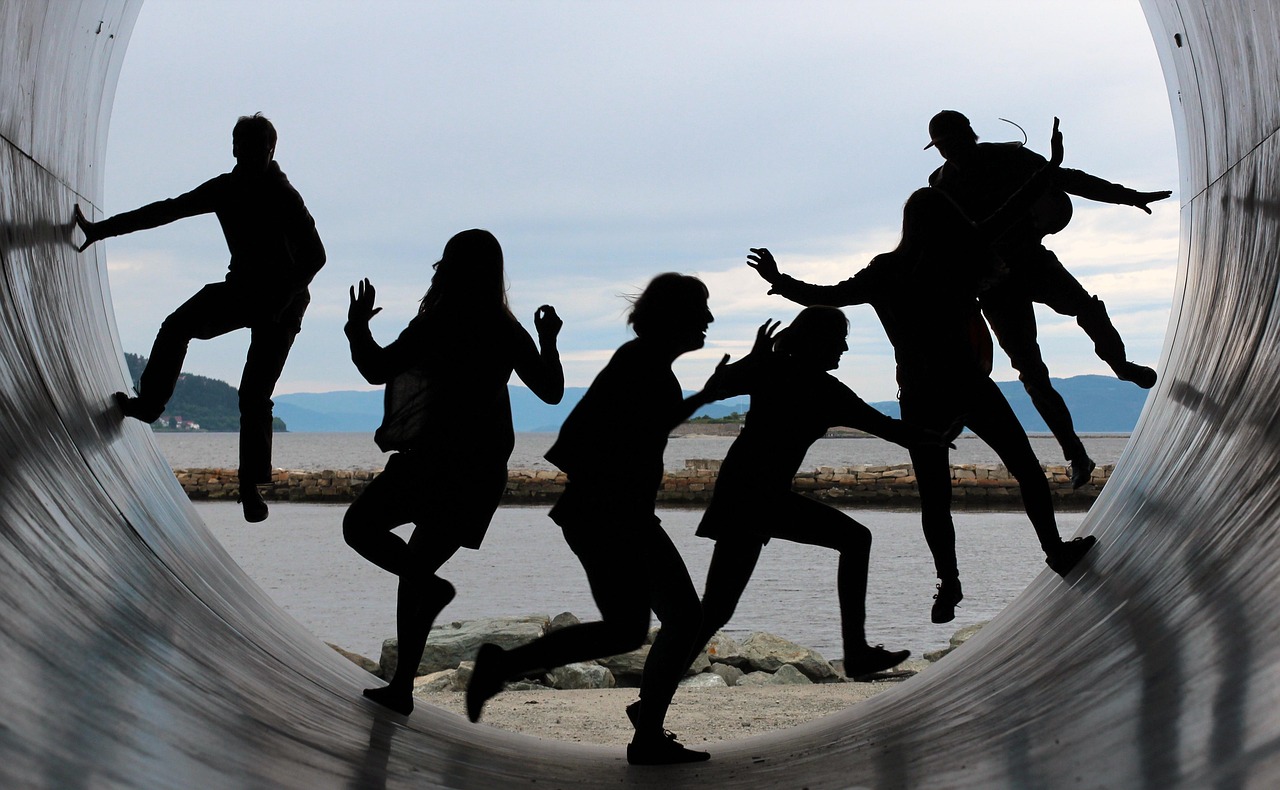 friendship, fun, backlighting, nature, together, characters, people, tube, fjord, water, sky blue, outlines, the shade, running, to dance, team, community